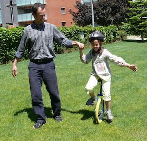 Sylvia de la mano, pedaleando seguido.