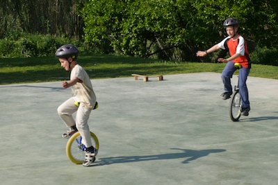 Pepe y Juan Manuel haciendo carreras<br/> en la pista de baloncesto.